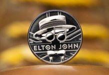 Saját térdkalácsából csináltatott medált hord a nyakában Elton John