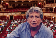 Kern András nem hagyja abba. Megint járdán parkolt