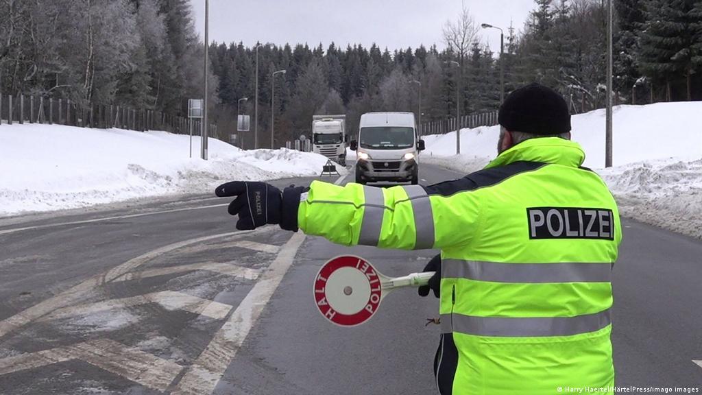 Ezreket fordítanak vissza a német határról