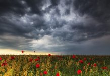 A viharokkal tűzdelt hidegfront fokozatosan halad nyugatról keletre