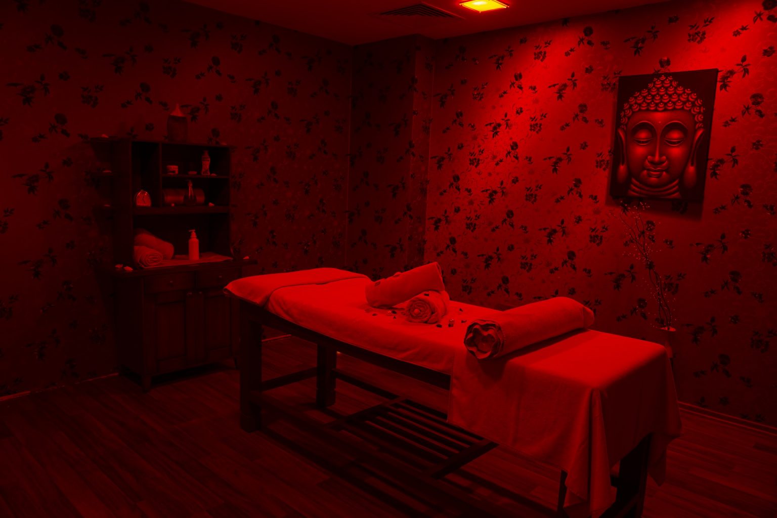 Чешская скрытая массажная. Массажная комната. Комната для массажа. Красная комната. Массаж в темной комнате.