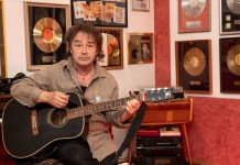 Zámbó Jimmyvel és saját magával de még az édesapjával is énekel az új lemezén Szikora Robert