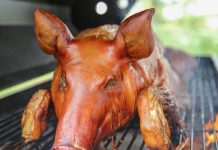 Szélsőséges vegánok kordon mögé űzték a budapesti vásáron sülő malacokat, mert zavarta őket a látvány