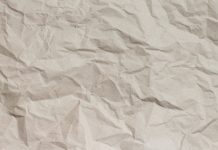 Lehet, hogy remek énekesnő, de egy darab papír bármikor megkeserítheti Miley Cyrus életét.