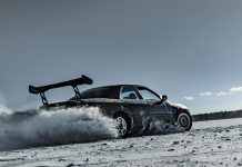 Azonnal menekülj, ha hóban driftelő autóst látsz!