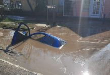 Ilyet még biztosan nem látott! Egyszerűen elnyelte a föld az autót egy budapesti utcán