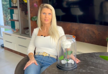 Hogy teljesíteni tudja utolsó akaratát, ezért őrzi nagymamája hamvait a lakásában a Nagy Ő-ben megismert Gina